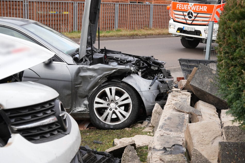 Die Mauer ist hin: Beide Autos krachten gegen die Grundstücksbegrenzung.