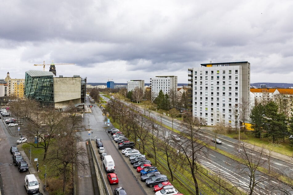 Tatort: St. Petersburger Straße nahe dem Kino. Dort hat ein Unbekannter zwei Mädchen sexuell belästigt.