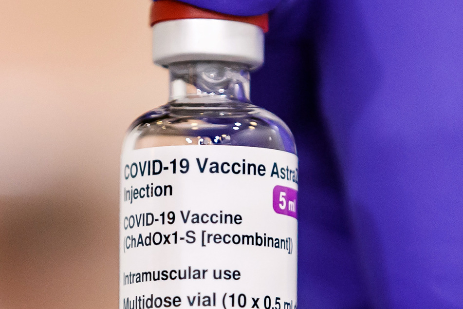 Großbritannien, Leeds: Ein Mitglied des medizinischen Personals hält ein Gläschen mit dem Astrazeneca-Impfstoff in der Hand, mit dem Menschen im Impfzentrum Elland Road geimpft werden.