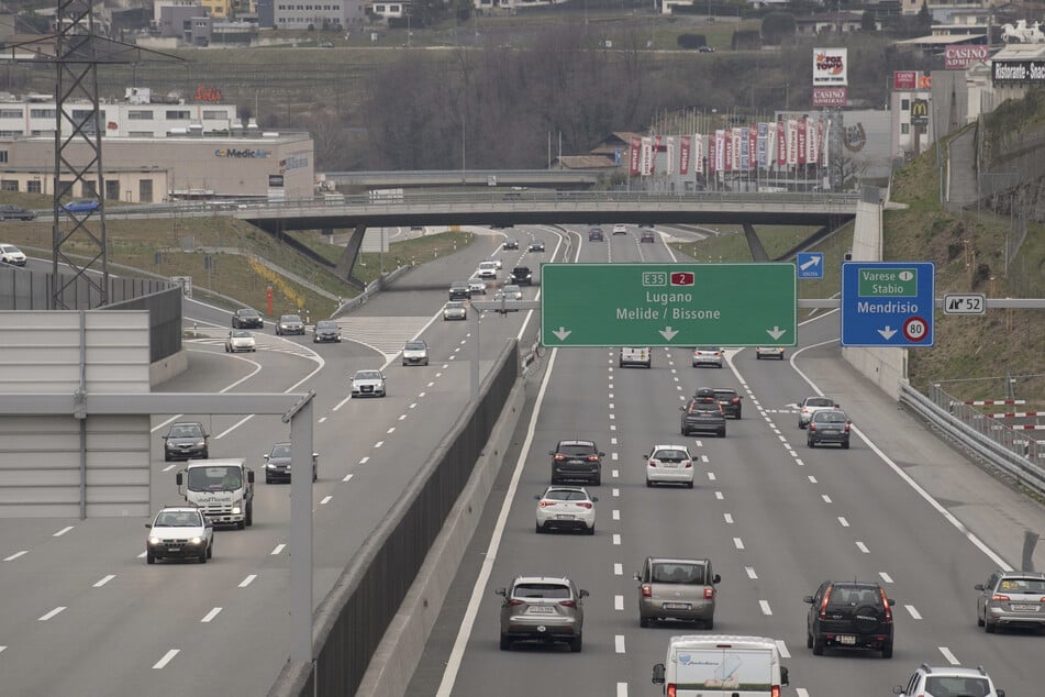 Die Autobahn A2 in Richtung Lugano. Ab 1. Januar 2021 gelten einige neue Verkehrsregeln in der Schweiz.