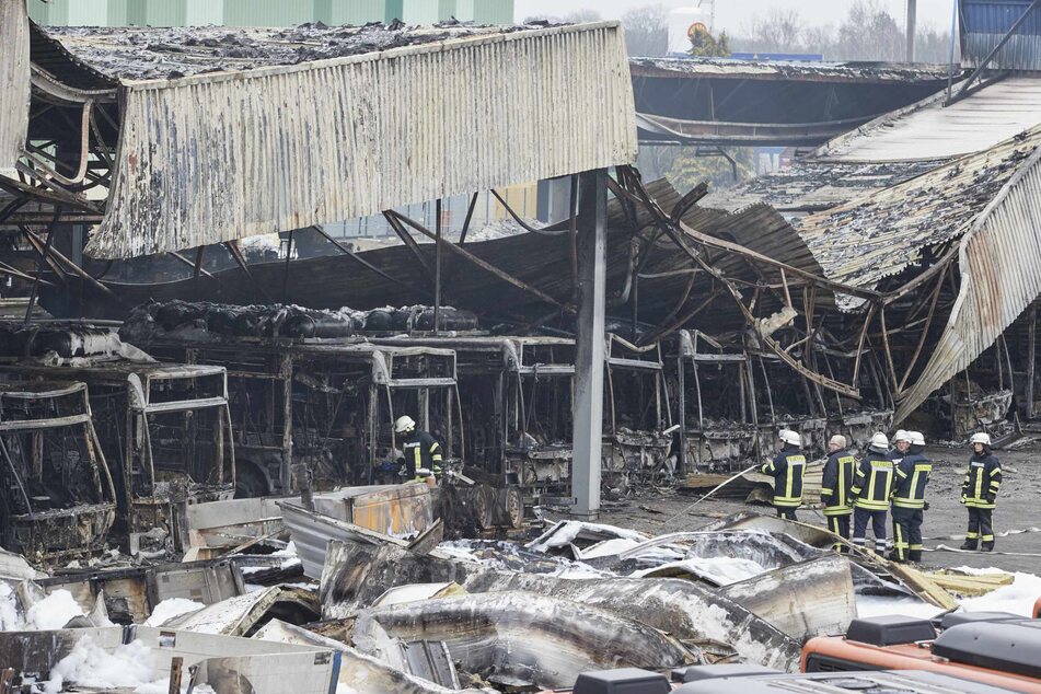 Bei einem Brand in Sittensen waren mehr als 20 Busse in Brand gesteckt worden.