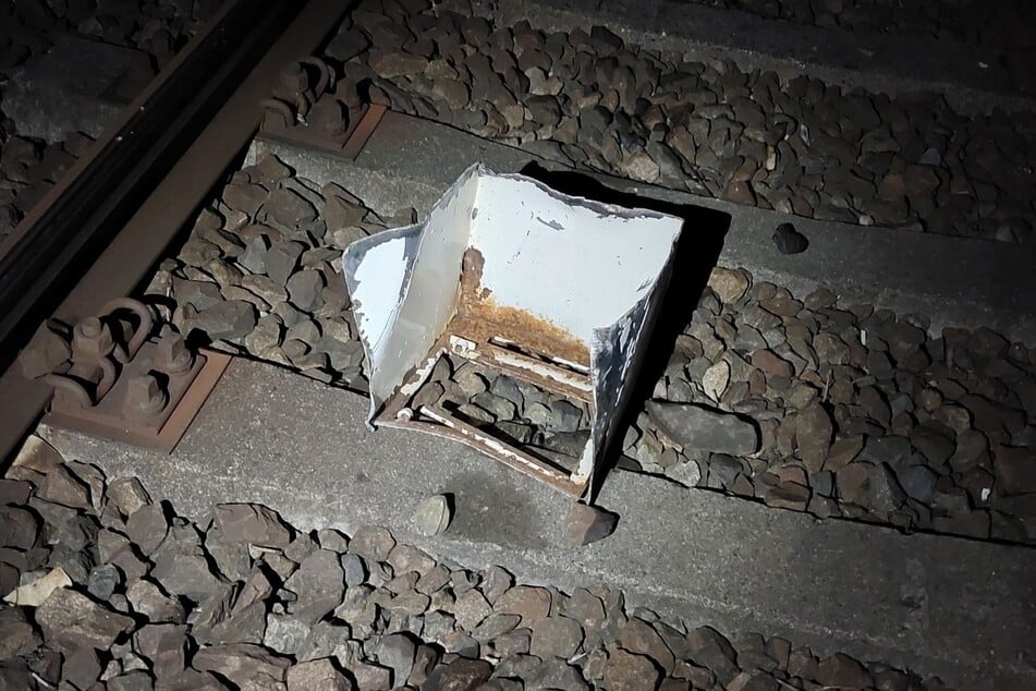 Bahnstrecke gesperrt: Regionalzug kollidiert mit Tresor