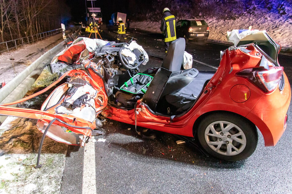 Der Hyundai ist nach dem schweren Crash auf der B174 bei Marienberg (Erzgebirge) kaum wiederzuerkennen. Der Fahrer wurde in eine Klinik gebracht.