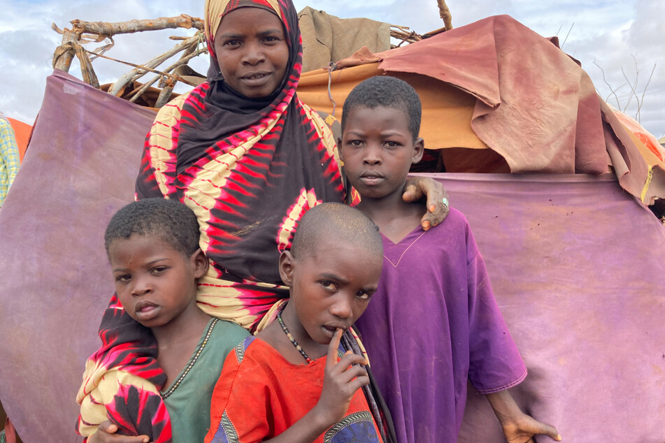 Bushiya Farah steht mit ihren Kindern vor ihrer Hütte. Nachdem die letzte der 20 Kühe der Somalierin verhungerte, flüchtete sie mit ihren drei jüngeren Kindern nach Baidoa.