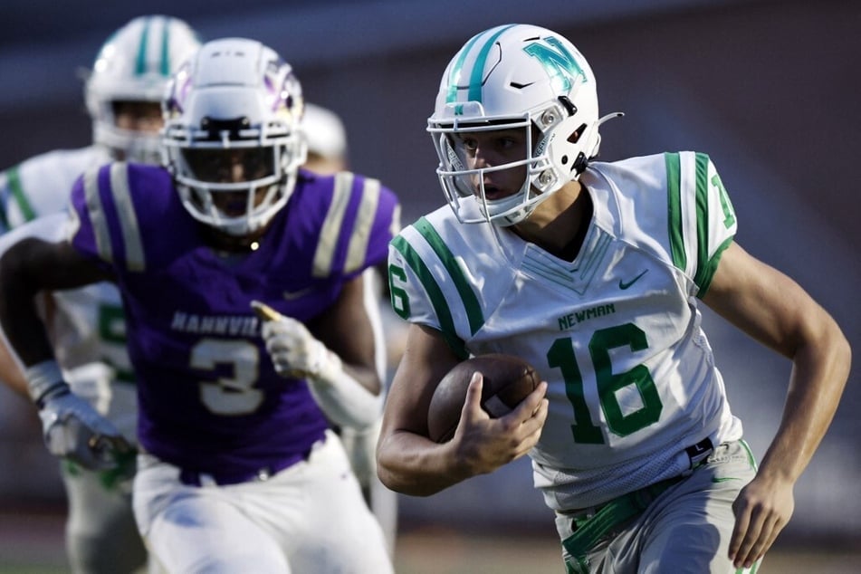 Unlike many top high school athletes, Arch Manning (r) took a different route when it came to his decision to play college football for the Texas Longhorns.