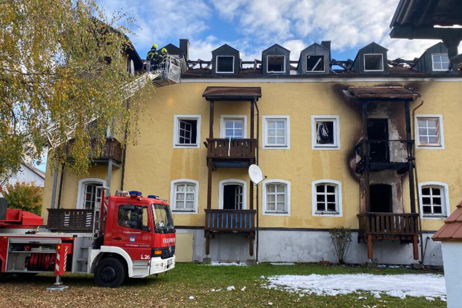 Der Dachstuhl des Hauses in Reichenbach ist völlig ausgebrannt, rechts an der Fassade sind deutliche Brandspuren zu sehen.
