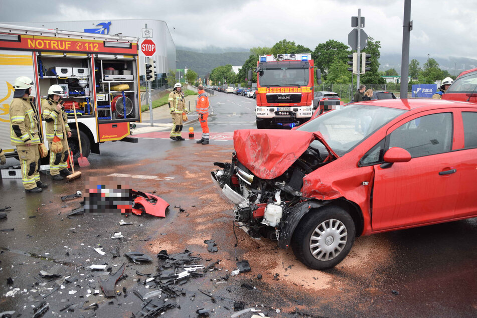 Der Opel wurde bei dem Crash schwer in Mitleidenschaft gezogen.