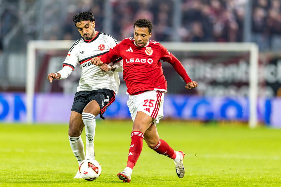 Cottbus-Rückkehrer Leon Guwara (r.) hatte mit dem flinken Rayan Ghrieb im ersten Durchgang seine Probleme.