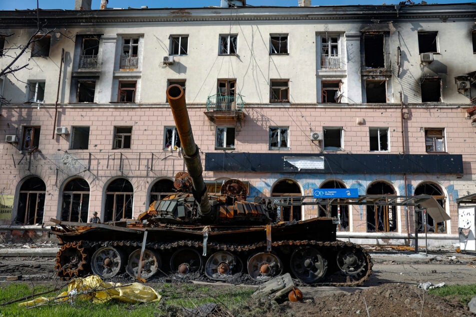 Ein zerstörter Panzer und ein durch schwere Kämpfe beschädigtes Wohnhaus sind in einem von den von Russland unterstützten Separatisten kontrollierten Gebiet in Mariupol zu sehen.
