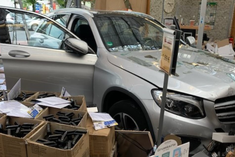 Der Mercedes landete im Kassenbereich des Ladens - verletzt wurde zum Glück niemand.