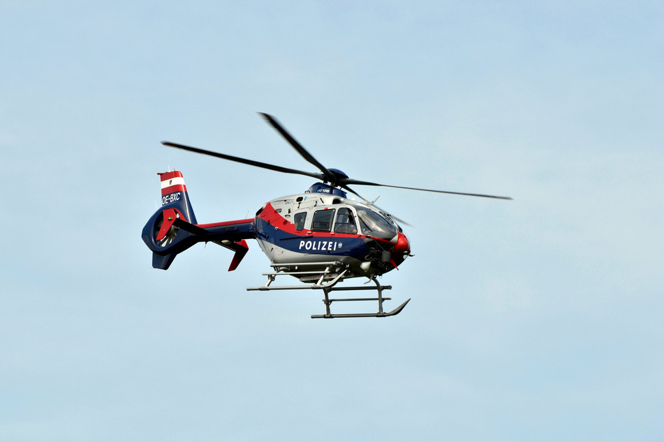 Der Polizeihubschrauber lokalisierte die Männer zügig, konnte aufgrund des Wetters jedoch nicht zur Rettung eingesetzt werden (Symbolbild).