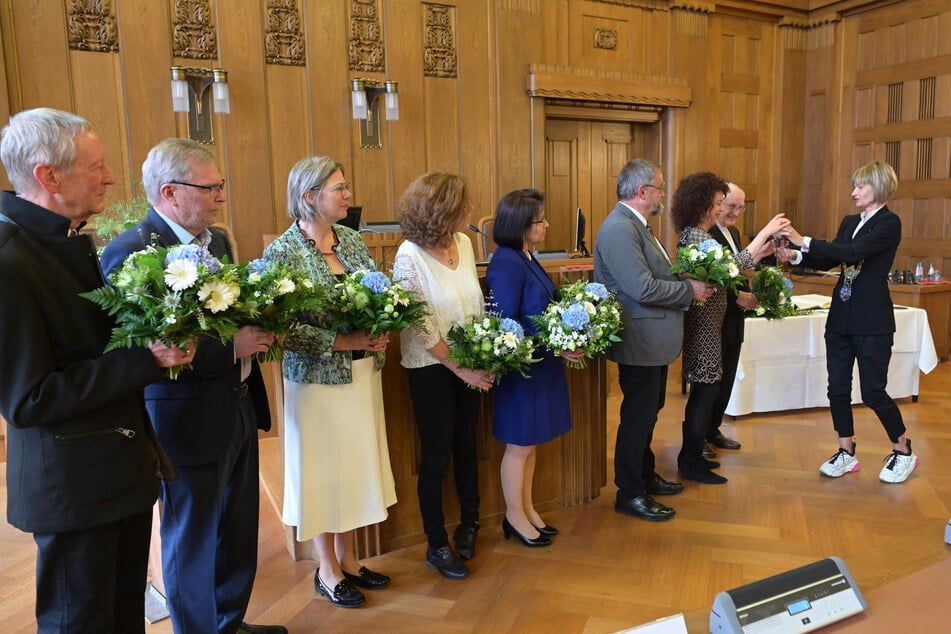 Oberbürgermeisterin Barbara Ludwig (58, SPD) überreicht der Arbeitsgruppe Chemnitzer Friedenstag den 6. Ehrenpreis der Stadt Chemnitz.