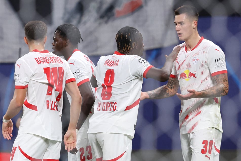 RB-Leipzig-Offensivmann Benjamin Šeško (r.) bejubelt mit seinen Teamkollegen seinen Treffer zur 1:0-Führung.