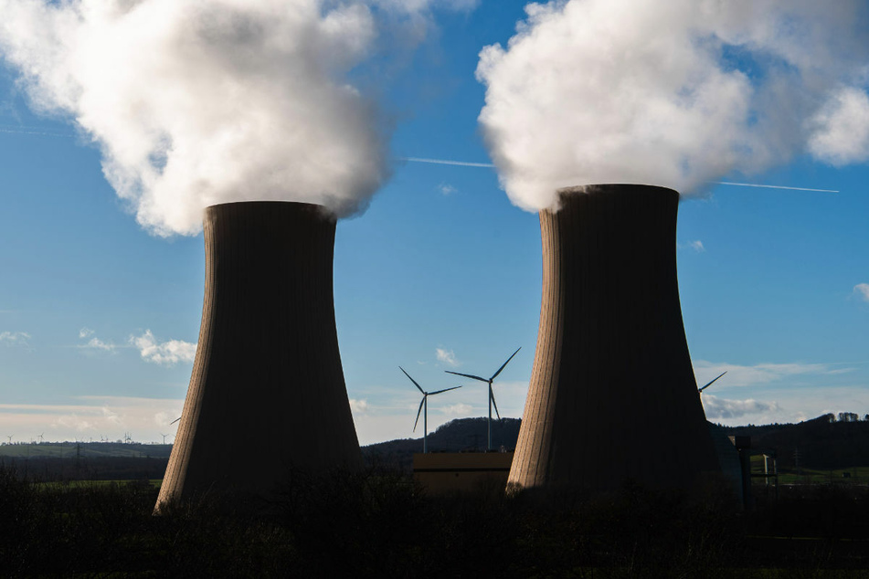 Dampf steigt aus den Kühltürmen des Atomkraftwerks Grohnde in Niedersachsen auf. Der Vorzeitige Atomausstieg führte zu einem jahrelangen Rechtsstreit zwischen den betroffenen Energiekonzernen und der Bundesregierung.
