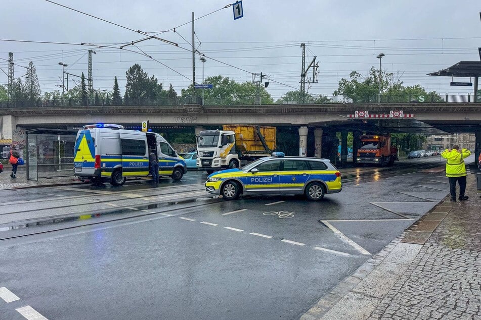 Ein Containerfahrzeug blieb am Morgen an den Oberleitungen am Bischofsplatz hängen und riss diese herunter.