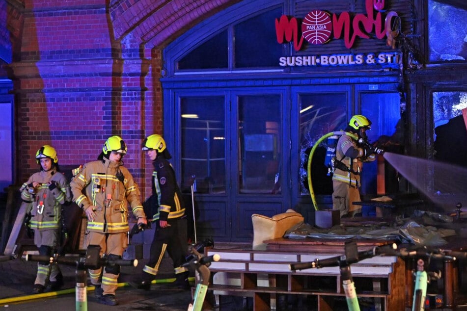 Berlin: Flammen und Rauch zerstören Außenbereich eines Restaurants am Hackeschen Markt