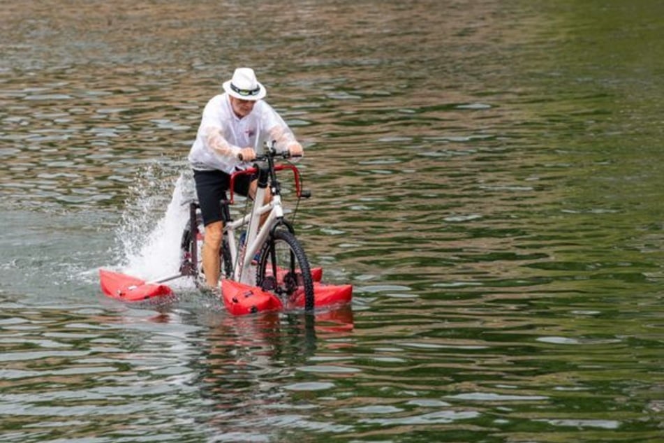 Auch ein umfunktioniertes Wasserfahrrad durfte bei der Party im vergangenen Jahr nicht fehlen.