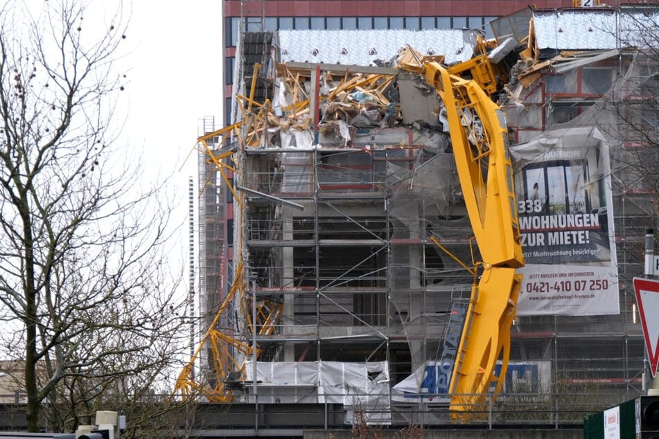 "Es sieht verheerend aus": 55-Meter-Baukran stürzt in Bürogebäude