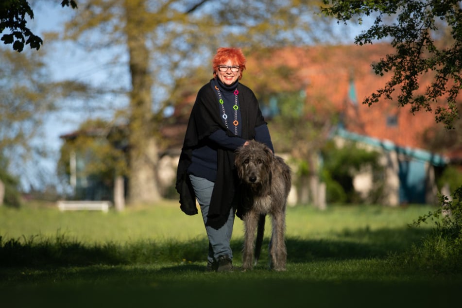 Mit Hund, aber ohne Mann: Barbara Salesch (75) genießt ihr Leben als Single.