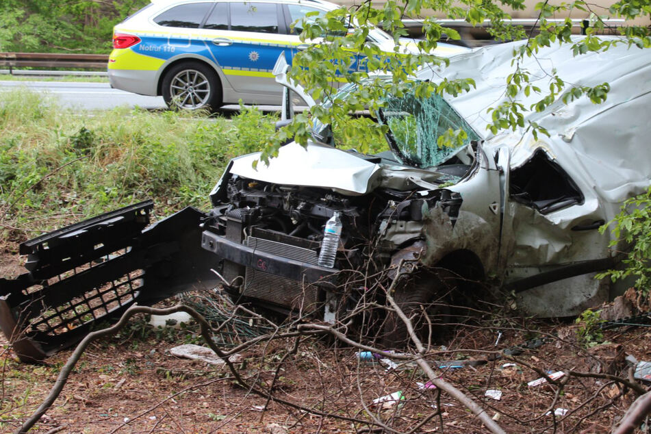Kleintransporter rauscht bei Lorsch in Waldstück und überschlägt sich: Auto komplett zerstört