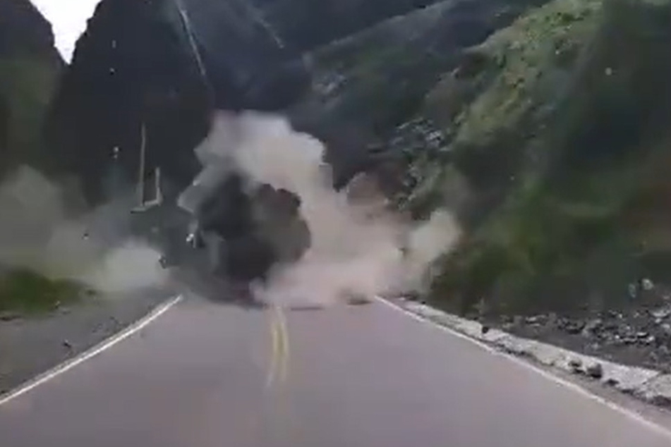 Mit voller Wucht wurde ein Lkw in Peru von einem Felsbrocken erfasst.