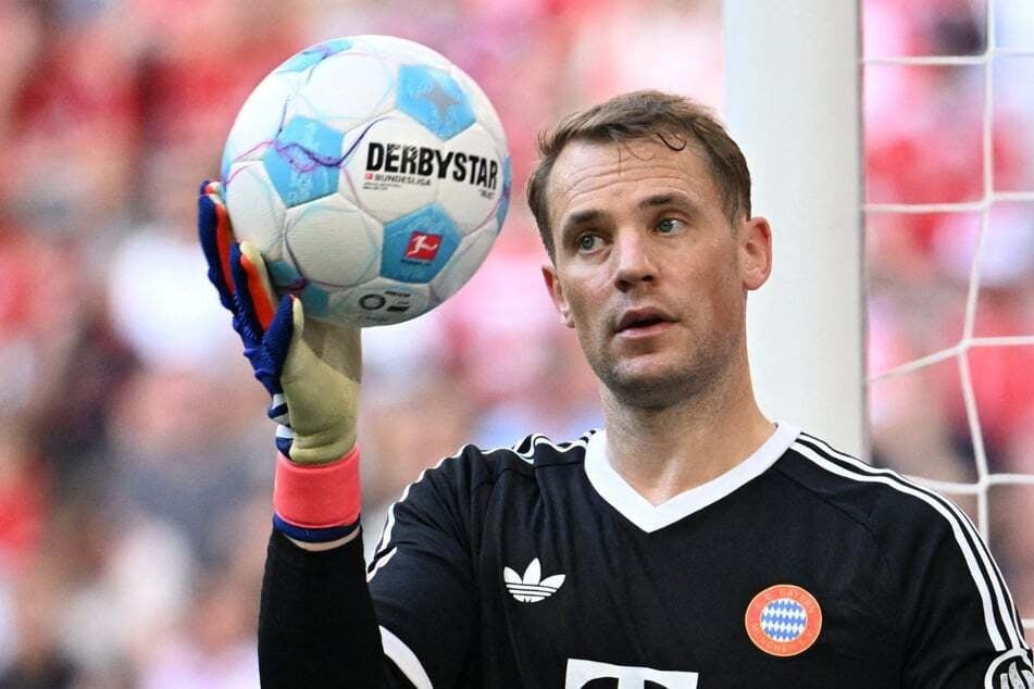 Bayern-Kapitän Manuel Neuer (38) musste vor zwei Tagen das Training abbrechen, scheint für das Spiel gegen Augsburg aber wieder fit zu sein.