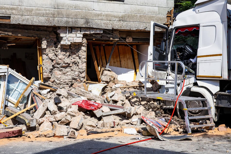 Ein Vertreter der Feuerwehr sprach wörtlich von einem "Bild der Zerstörung", das sich den Einsatzkräften geboten habe. Das Wohnhaus sei eventuell einsturzgefährdet.