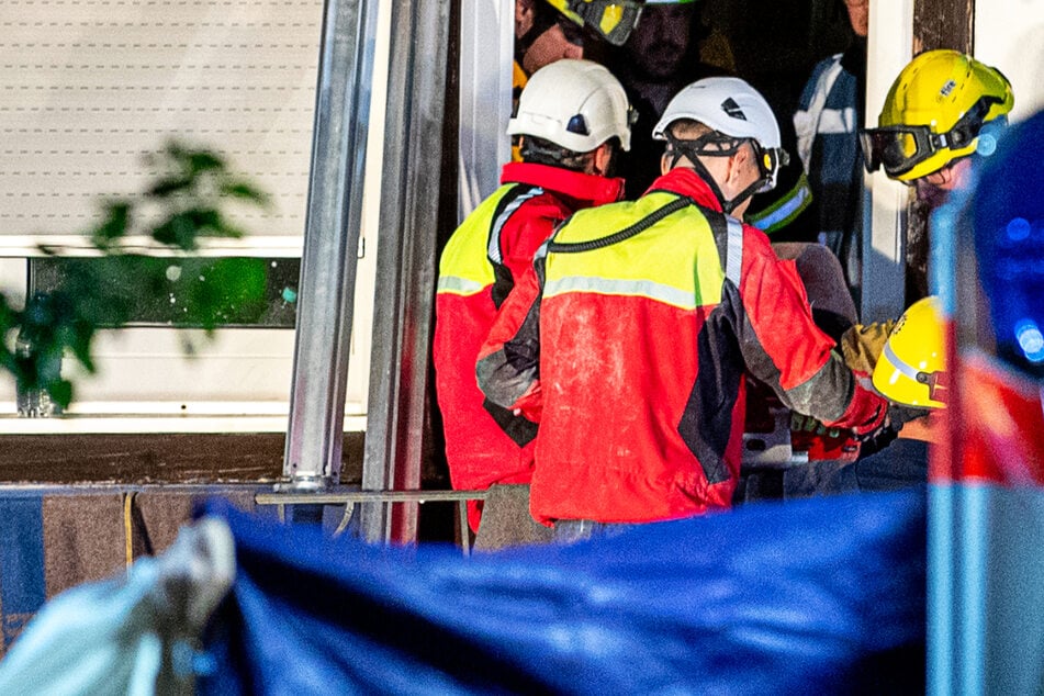 Am Mittwochabend gelang es den Einsatzkräften, die letzte überlebende Person aus den Trümmern eines Hotels in Kröv zu bergen.