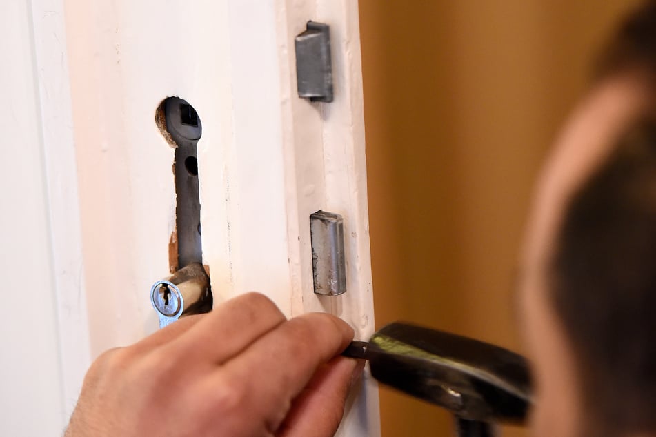 Die Betrüger nutzen Notsituationen aus, beispielsweise, wenn man sich aus der eigenen Wohnung ausgesperrt hat. (Symbolbild)