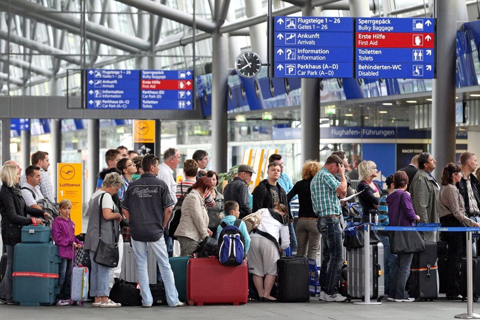 Passagiere warten auf das Einchecken am Flughafen Leipzig-Halle. In den Herbstferien herrscht Hochbetrieb an Sachsens Airports.