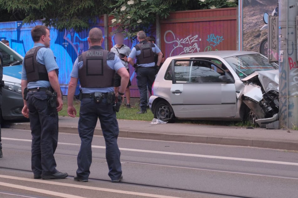 VW rast auf Beamten zu: Polizei schießt bei Verfolgungsjagd
