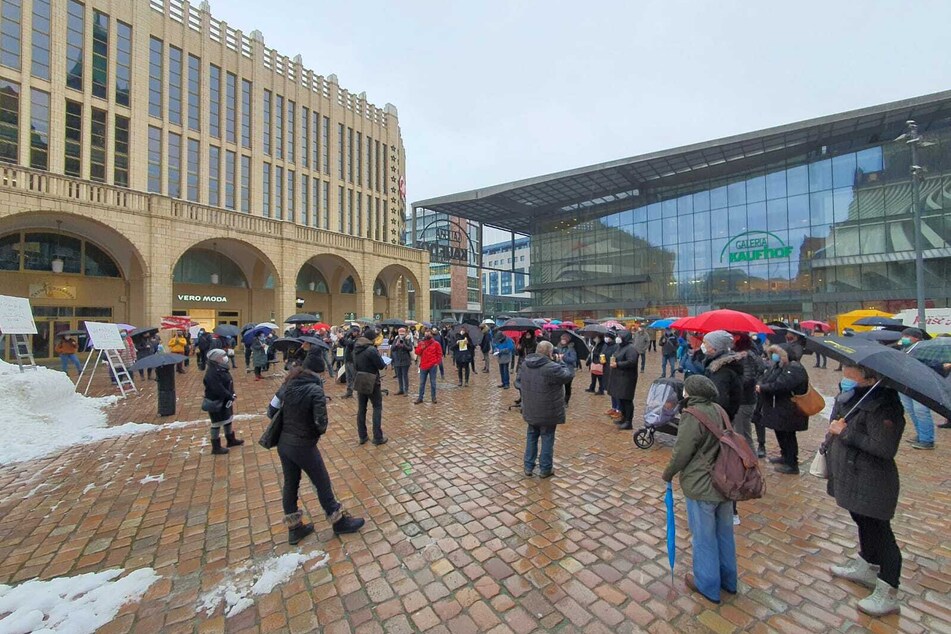 Auf dem Chemnitzer Neumarkt demonstrieren Frisöre gegen die Schließung ihrer Geschäfte.
