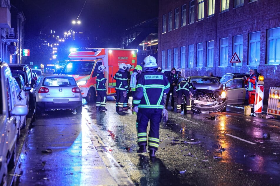 Für die Dauer der Unfallaufnahme und Aufräumarbeiten wurde die Friedrich-Ebert-Straße im betroffenen Bereich voll gesperrt.