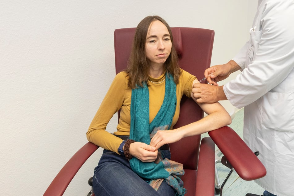 Gesundheitsbürgermeisterin Kristin Kaufmann (49, Linke) ließ sich von Betriebsarzt Dr. Stefan Borisch im Städtischen Klinikum impfen.