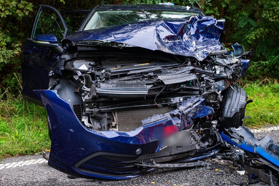 Beide Personen wurden in den Autowracks eingeklemmt und mussten von der Feuerwehr befreit werden.