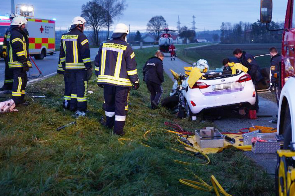 Bei einem Frontalzusammenstoß zwischen einem Auto und einem Lastwagen auf der B8 in Bayern sind zwei Menschen verletzt worden.