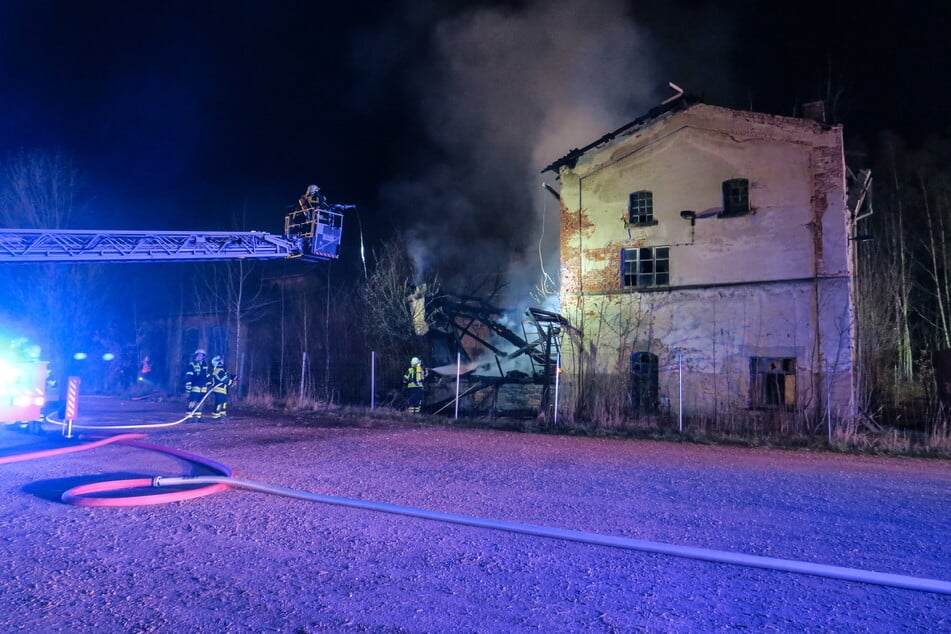 In der Bahnhofsstraße in Hohndorf brannte in der vergangenen Nacht ein Gebäude komplett ab.