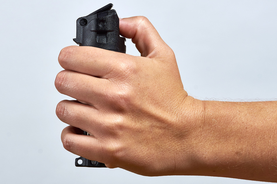 Als der Beamte mit dem Pfefferspray drohte, ließ der Angreifer ab. (Symbolbild)