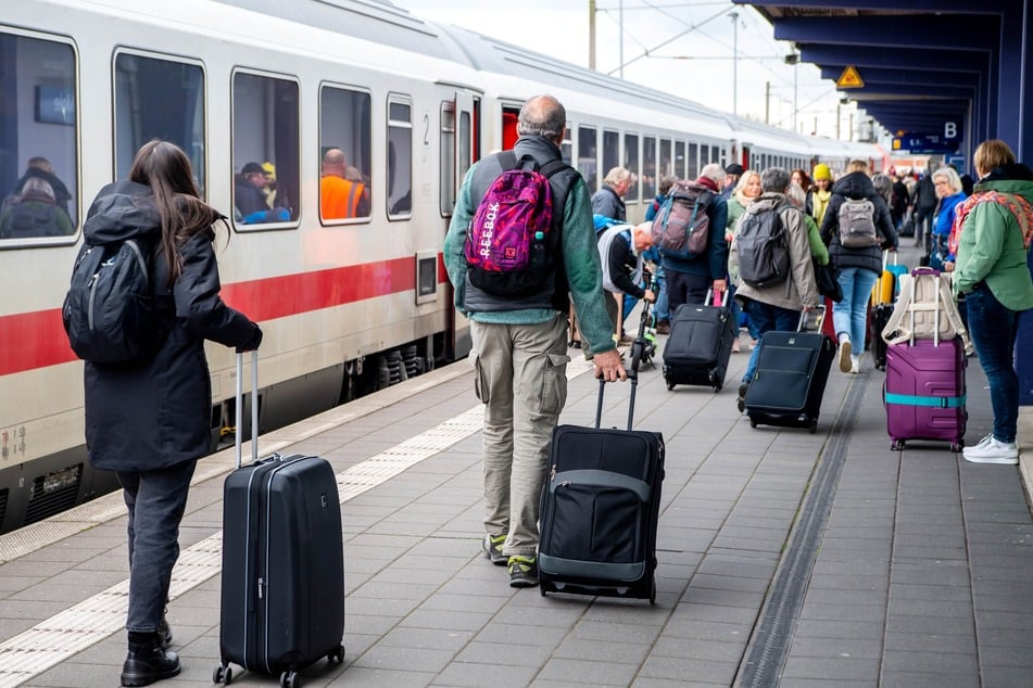 Reisende am Bahnhof Norddeich-Mole. Kunden mit dem neuen Deutschlandticket dürfen auch die Intercity-Züge auf der Strecke zwischen Bremen und Norddeich-Mole an der Nordseeküste nutzen.