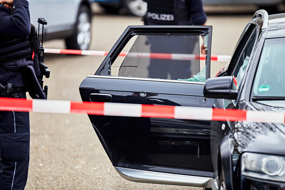 Einschusslöcher sind in der Tür eines Fahrzeugs bei einem größeren Polizeieinsatz bei Heidenheim zu sehen.