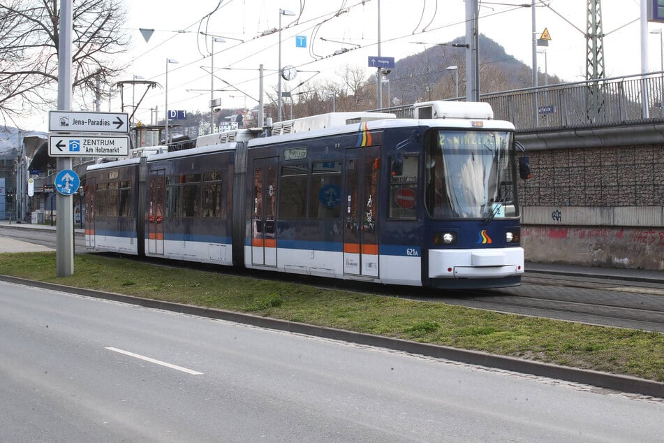 Teenager stößt in Jena mit Tram zusammen