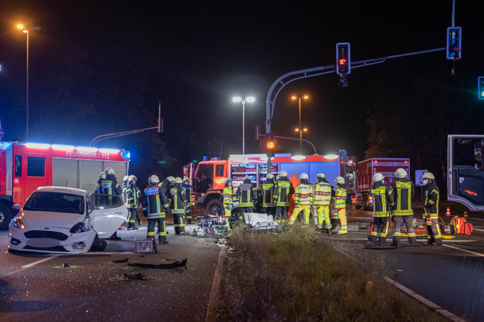 Die Feuerwehr befreite eine eingeklemmte Frau aus ihrem Auto.