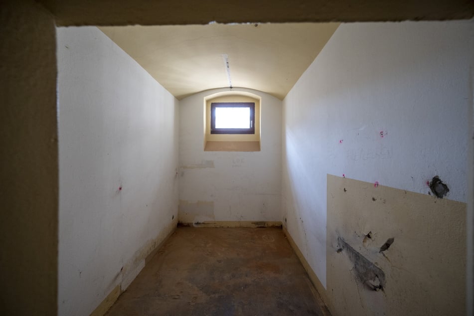 Ein ehemaliger Haftraum im Kaßberg-Gefängnis in Chemnitz: So groß dürfte auch die Zelle von Liebich sein.