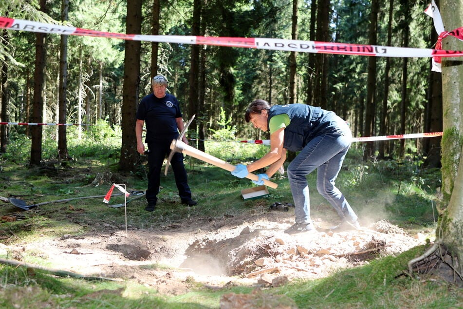 Kriminalhauptkommissarin Diana Bonk (53) legte die Spitzhacke an.