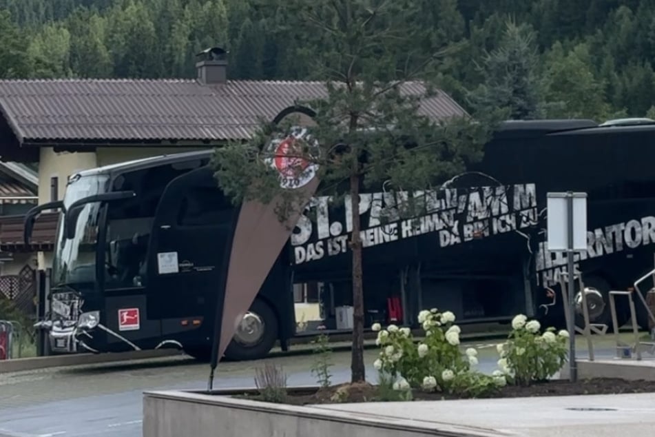 12 Uhr: Der Bus wird für das anstehende Testspiel beladen.