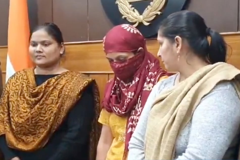 Mit gesenktem Kopf und das Gesicht von einem roten Tuch verhüllt, tritt Poonam vor den Haftrichter. Die Vorwürfe gegen die 34-Jährige wiegen schwer.