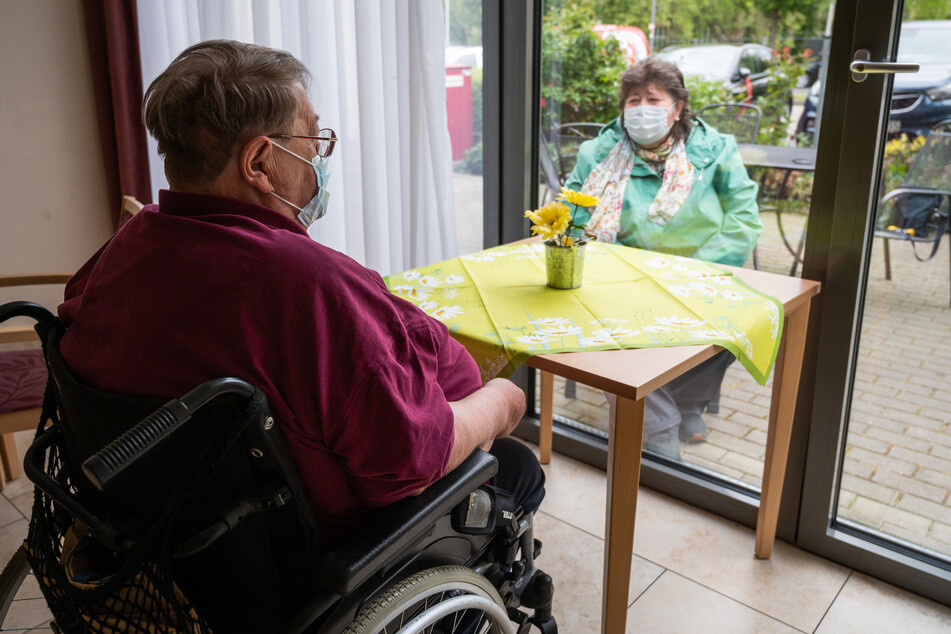 Viele ältere und pflegebedürftige Menschen litten während des Lockdowns unter Isolation. Die überarbeitete Verfügung der Stadt soll verhindern, dass so etwas noch mal passiert.