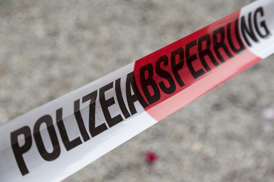 Bei Tiefbauarbeiten wurde in Plauen am Montag ein verdächtiger Gegenstand gefunden. Die Polizei sperrte den betroffenen Bereich ab (Symbolbild).