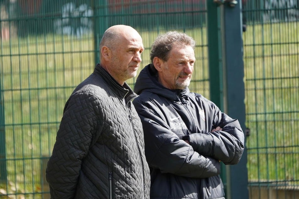 Kaderplaner Steffen Ziffert (61, l.) und Sportvorstand Jens Haustein (58) steckten beim Abschlusstraining vor dem Regensburg-Spiel die Köpfe zusammen.