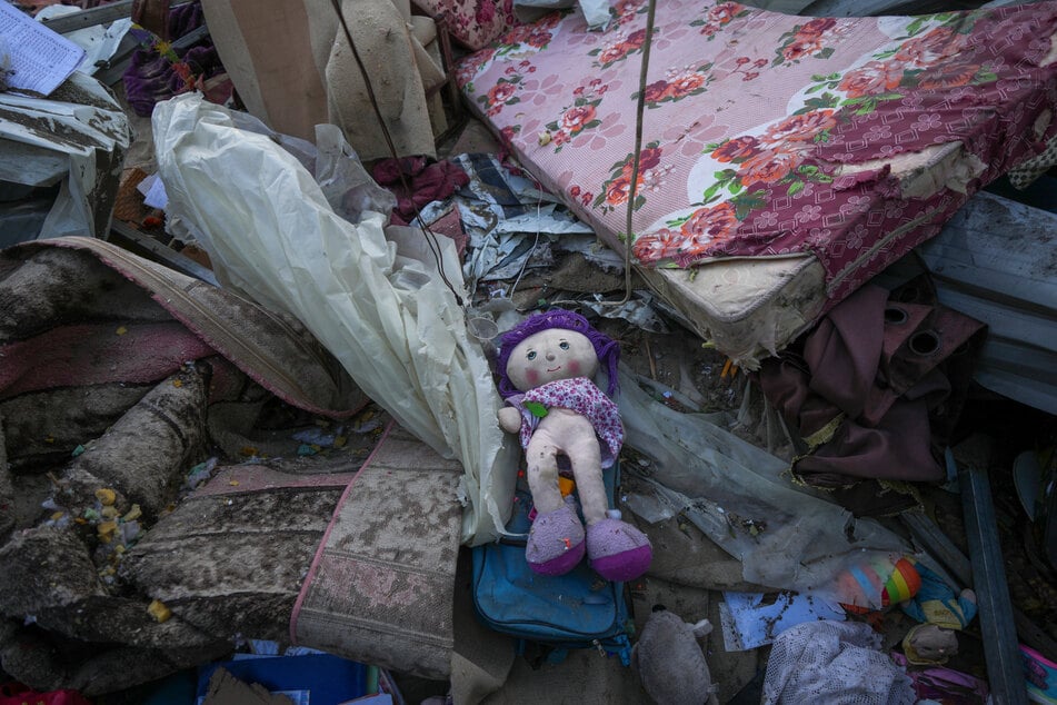 Eine Puppe liegt nach einem israelischen Luftangriff am Mittwochabend auf das Lager Al-Mawasi in der Nähe von Chan Junis im südlichen Gazastreifen zwischen Trümmern und Kleidung.